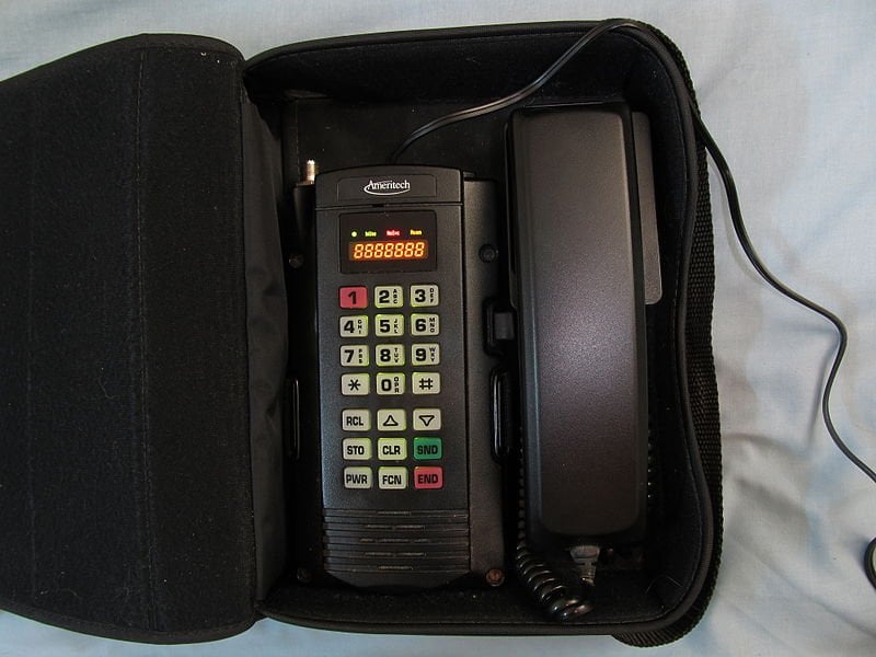 800px-Motorola_Power_PAK_Bag_Phone.jpg